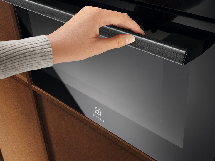 Встраиваемая микроволновая печь Electrolux LVM8E08Z